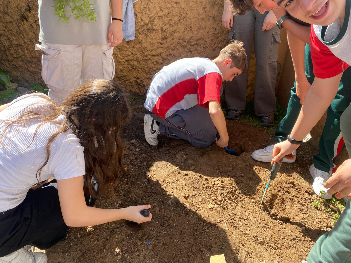 Els de l'optativa de botànica de 2n d'ESO han decidit recuperar l'hort omplint-la d'aromàtiques que ens han proporcionat les #EscolesSostenibles <a href="/escolesxesc/">EscolesXESC</a> <a href="/esenred21/">ESenRED</a>