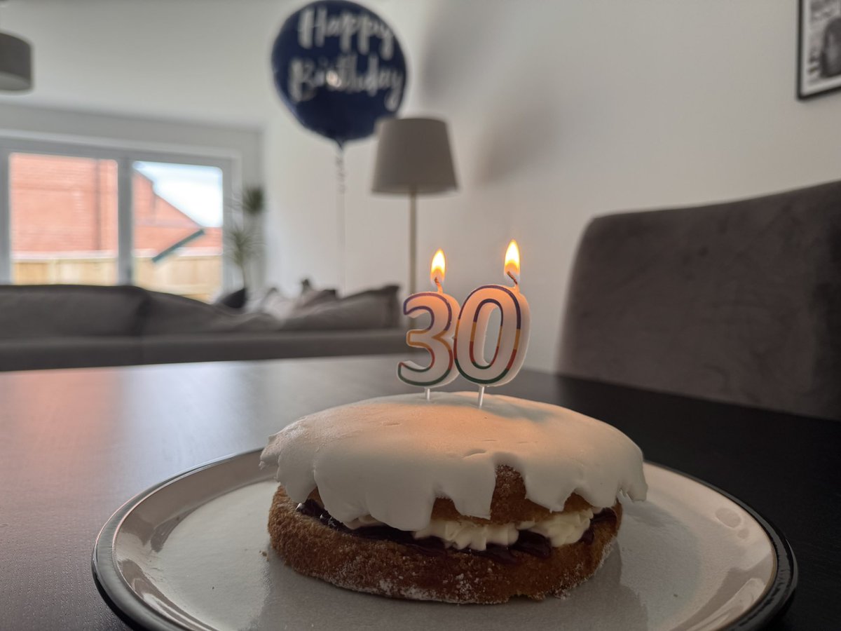Happy birthday to me! Hopefully some good pet RNG coming my way 😁 also how perfect is my cake?! #osrs