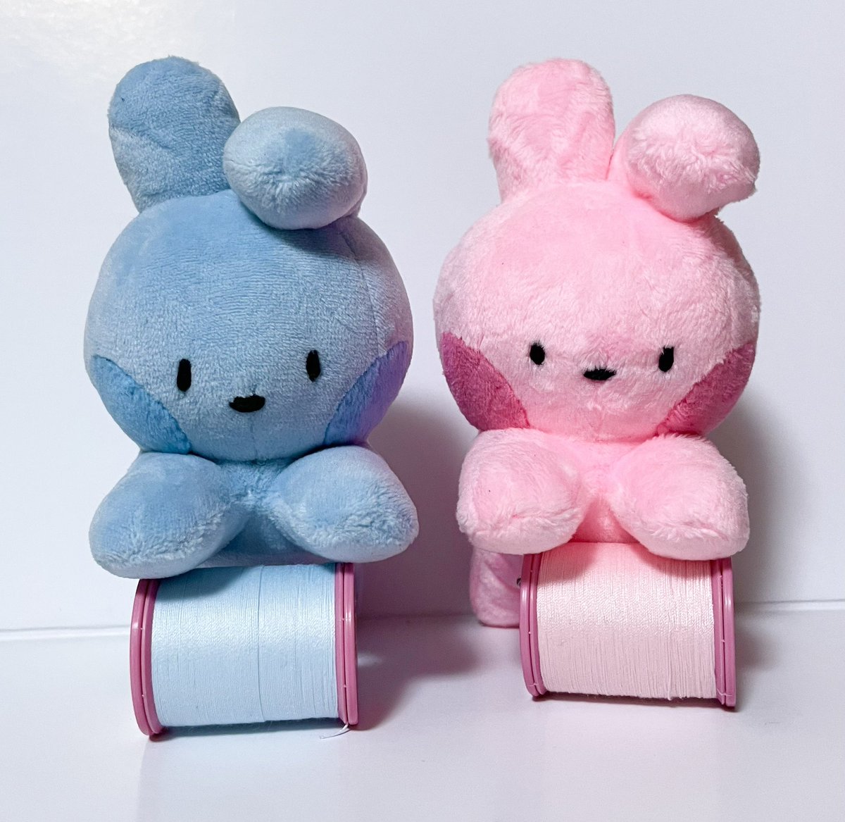 shirasu402's tweet photo. きゅきゅふぇす行ける喜びで、肩のりうさぎのぬいを作ってました。試作を繰り返し完成が当日のギリギリになったけど、とりあえず納得のいくものが出来ました♪ https://t.co/ck4cbAnk1s