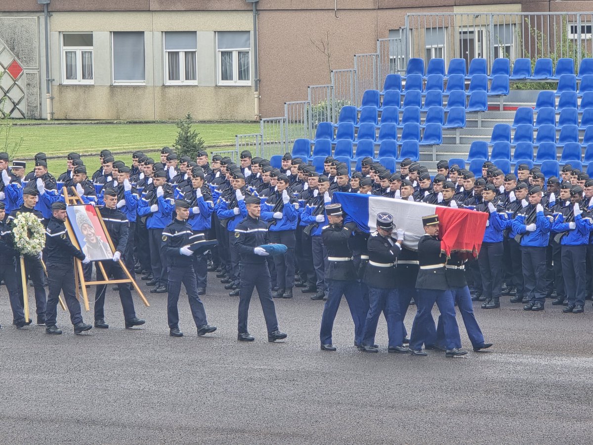 #Hommage 🇫🇷 Les honneurs militaires ont été rendus au sein de l'école de gendarmerie de Tulle à l'élève-gendarme Irvin FÉLICITÉ, décédé lors d'une séance d'instruction.
Cérémonie présidée par le général Bitouzet, en présence de Madame Le Savouroux, directrice de cabinet du
