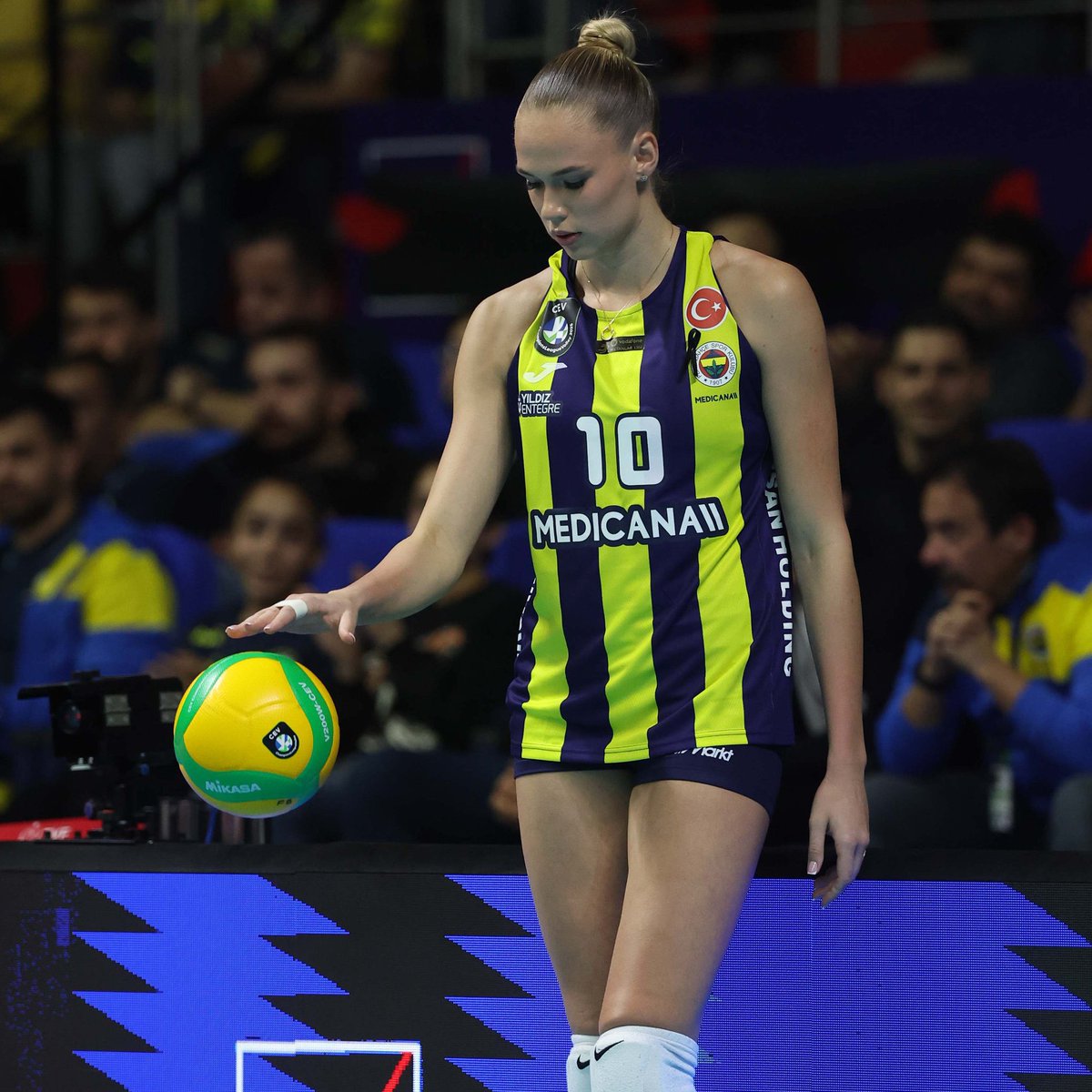 İyi akşamlar Büyük Fenerbahçe Ailem💛💙
Şampiyon Olacağız 💛💙