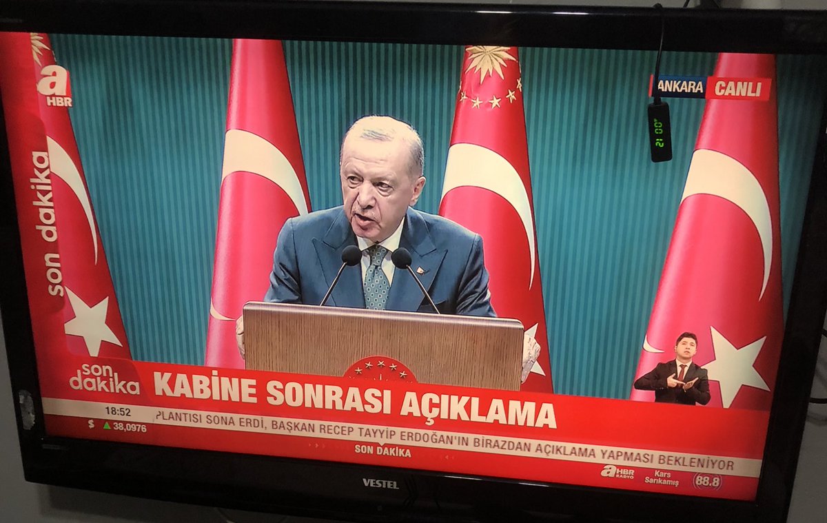 Cumhurbaşkanı <a href="/RTErdogan/">Recep Tayyip Erdoğan</a> 

Açıklama yapıyor.

 #CumhurbaşkanımMEBe68BinAtama