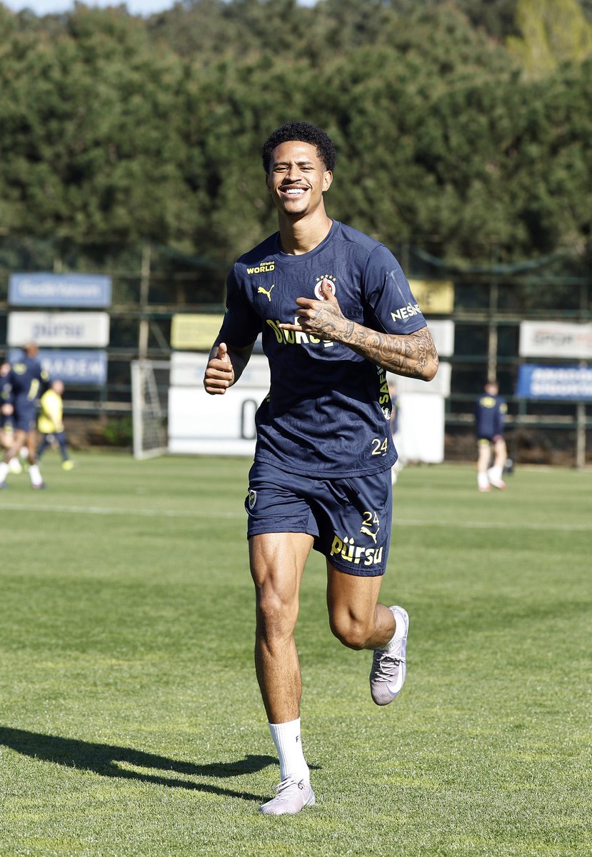 Fenerbahce__FR's tweet photo. Regardez qui est de retour. 😍 https://t.co/xS9icHswPw
