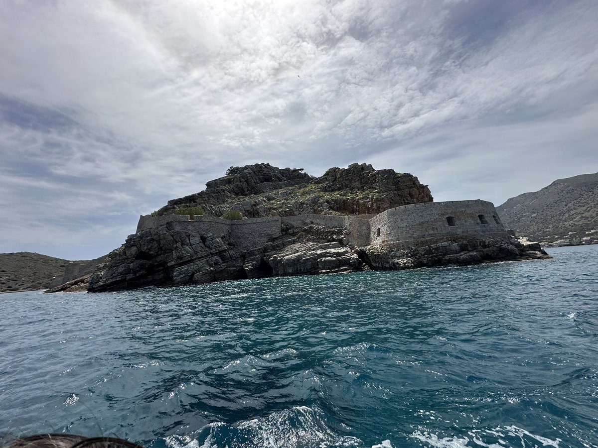 ENortonHistory's tweet image. Spinalonga, a small island just off the coast of Crete. The fort was built by the Venetians in the 16thC and was surrendered to the Ottomans in 1715. It famously became a leper colony in 1904, with the last inmate evacuated in 1957 #spinalonga #theisland #crete #lepers #ottomans