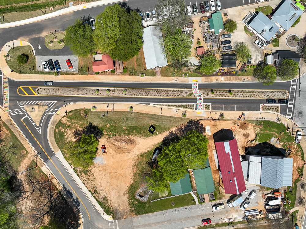 TRANSPORTATION TUESDAY 🚧 &gt;&gt;&gt; The improved Davis Street in Braselton, Georgia, enhances walkability and connectivity making it easier than ever for residents to explore downtown and support local businesses! 🚶‍♂️🏙️