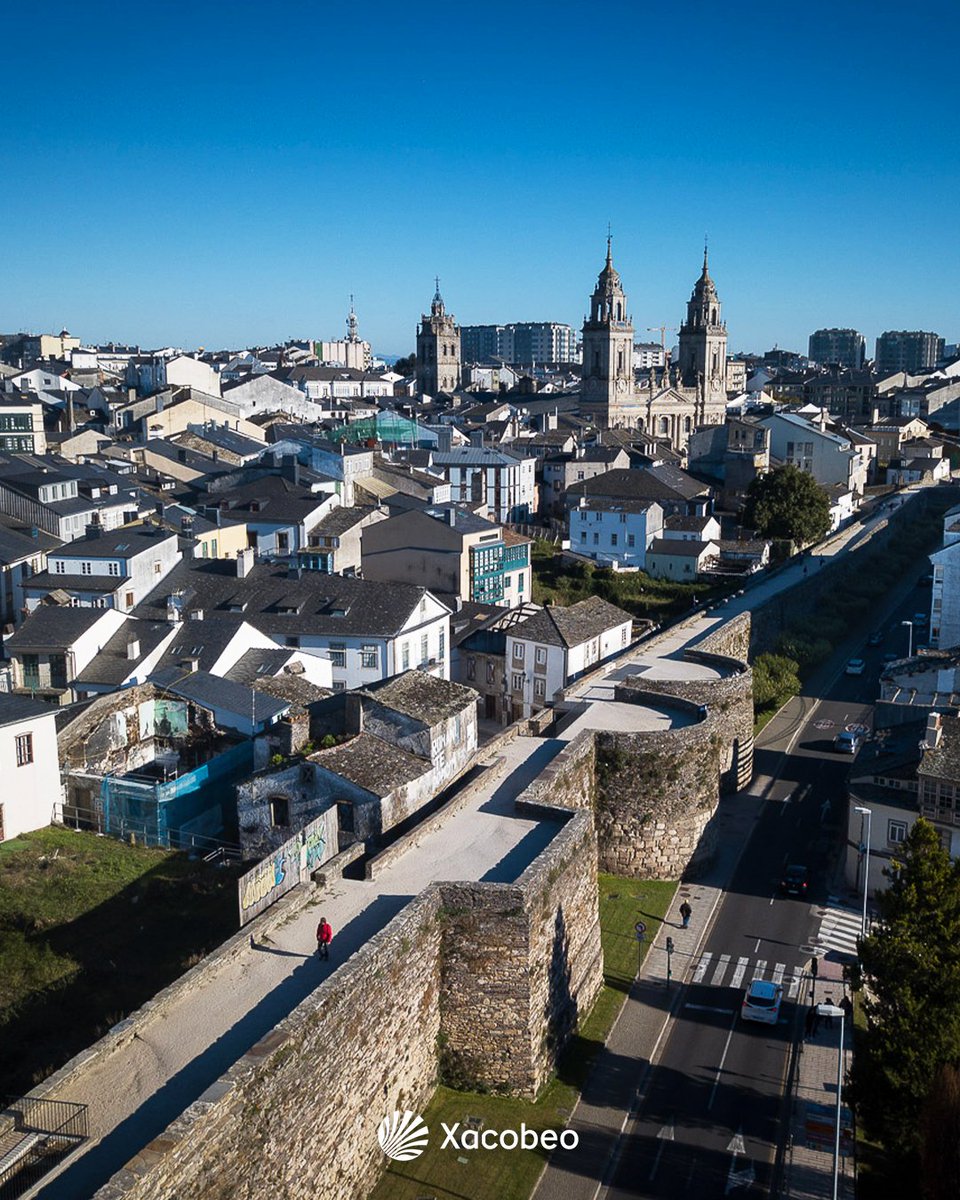🏰 ¿Sabías que la muralla de Lugo, con más de 2 km de recorrido, rodea todo el casco histórico? ¡Un lugar lleno de historia que no puedes perderte en tu peregrinaje!

#Xacobeo #CaminoPrimitivo #Lugo