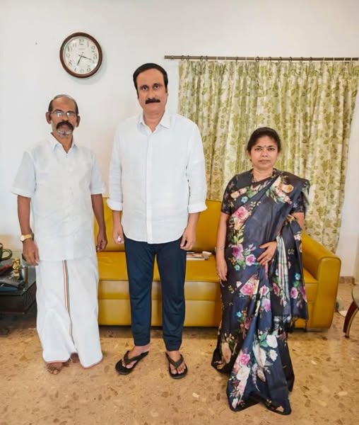 பாமக முக்கிய நிர்வாகிகள் பாமக தலைவர் மருத்துவர் அன்புமணி இராமதாஸ் அவர்களைச் சந்தித்து வருகிறார்கள். 
#PMK #AnbumaniRamadoss