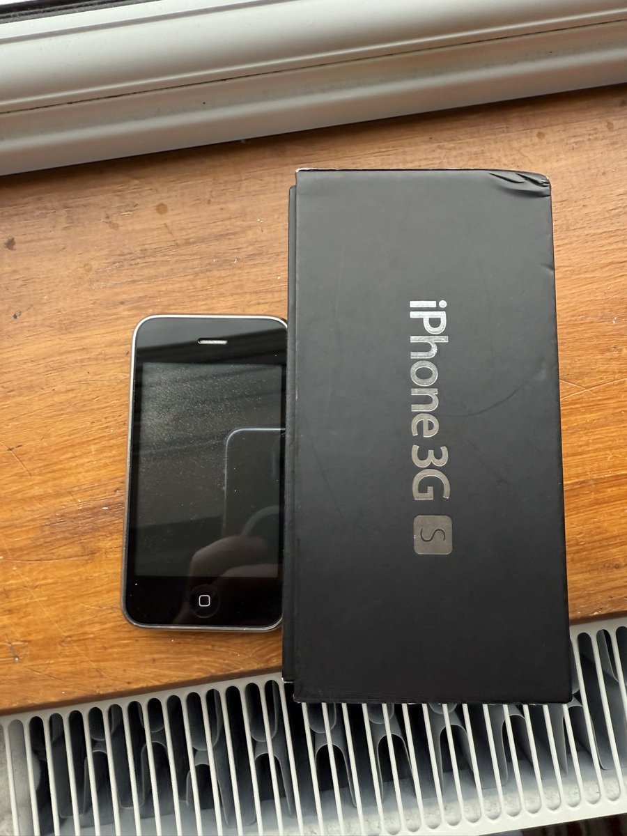 AppleAidenJ's tweet image. Welcome to the family #3gs