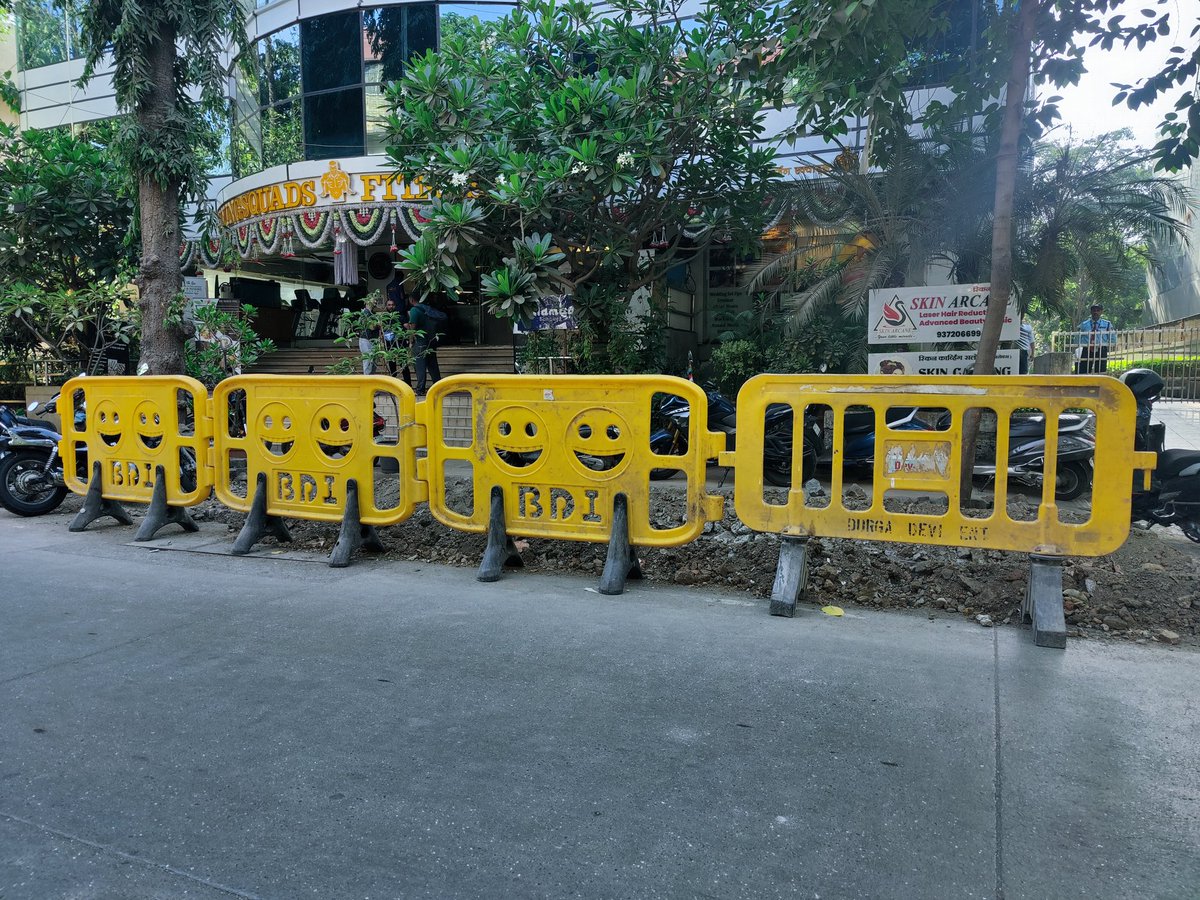 samchvn's tweet photo. A small change in the barricade's design can make a huge difference. That emoji made me smile even after the road did not have enough space to pass vehicles. If you want to be happy, the universe always gives signs of happiness everywhere.
#mcgm #bmc #mmrda #government https://t.co/Uzu8B1etrX