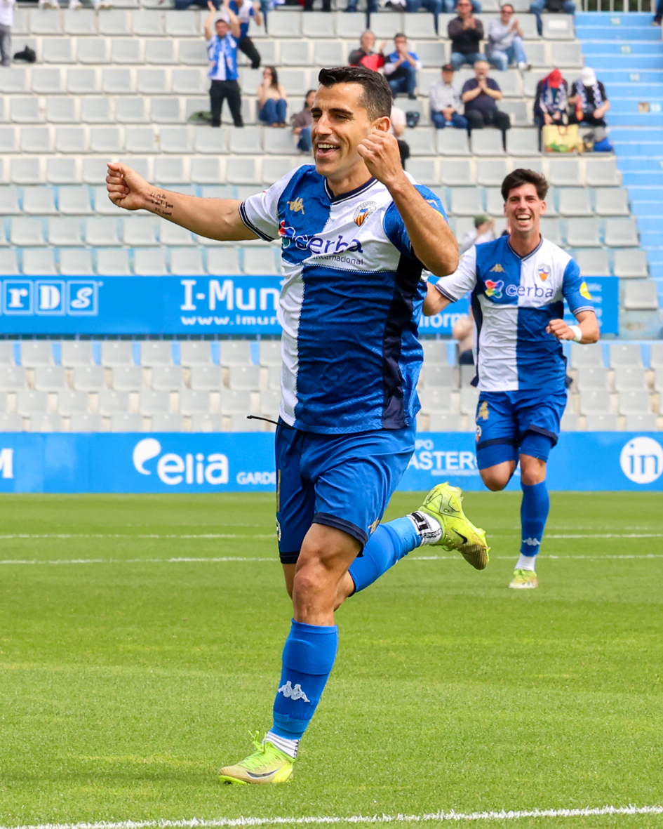 😁 Com no estimar-los si <a href="/ATrapero4/">Alberto Trapero</a> viu així un gol de <a href="/rubenmartinez23/">Rubén Martínez</a> 

#AMQM