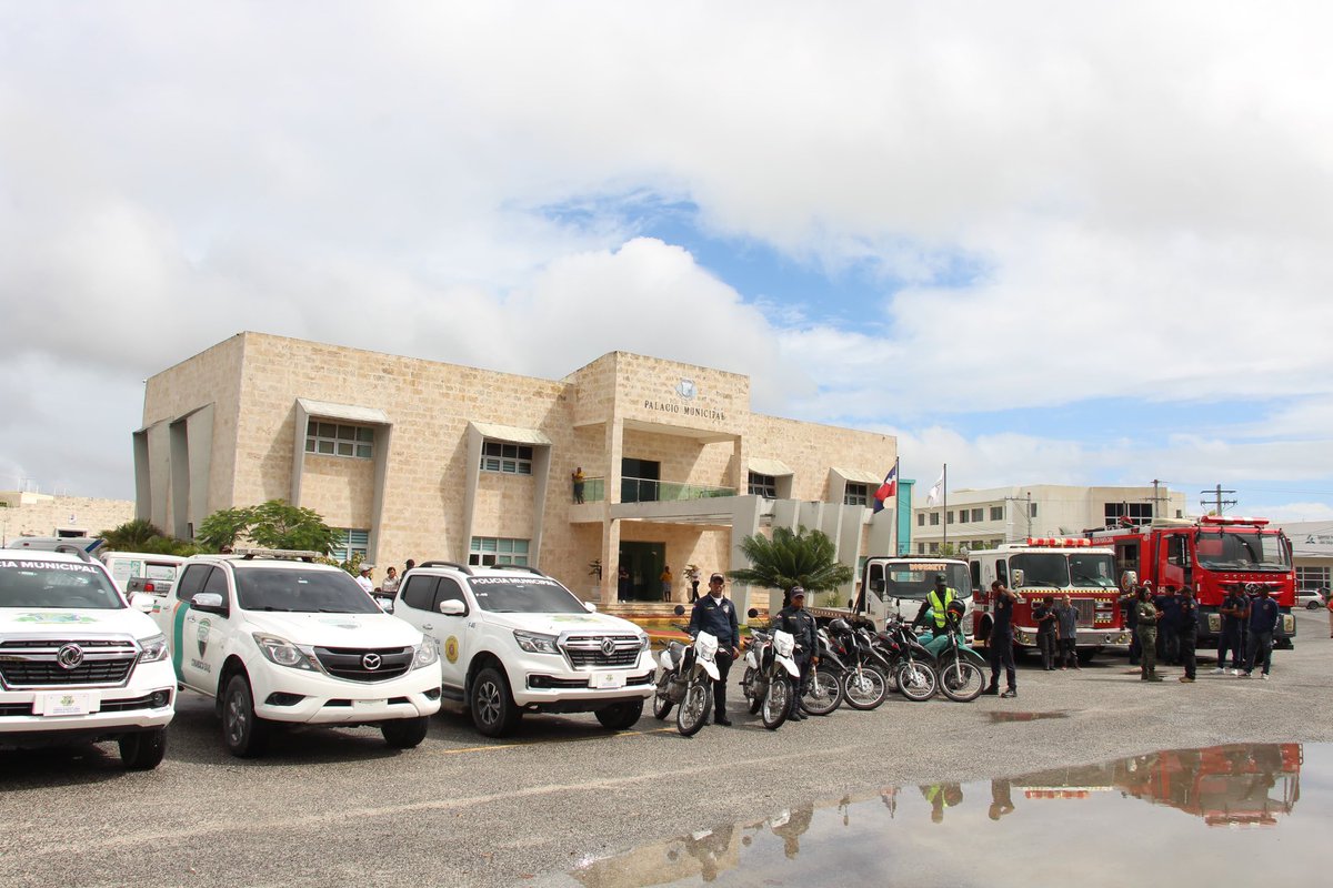 AyuntamientoVPC's tweet photo. El alcalde Ramón Antonio Ramírez (Manolito) dió inicio al operativo "Conciencia por la Vida", en el que participarán más de 1,400 profesionales entre médicos, bomberos, rescatistas, policías y militares, para garantizar la seguridad de residentes y visitantes en esta Semana Santa https://t.co/yEzEauzbgV