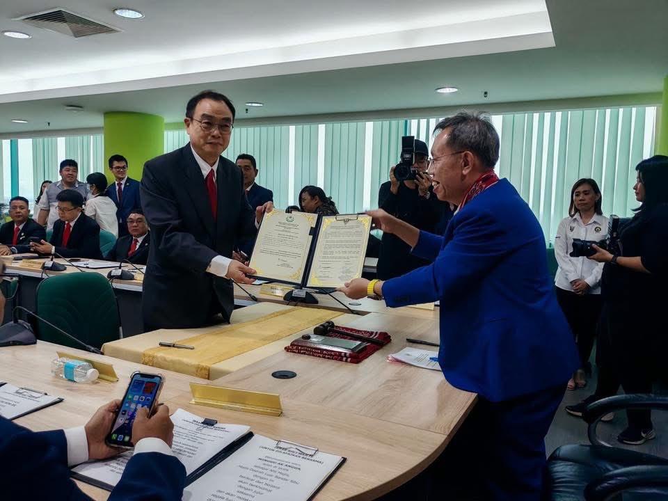simkuihian's tweet image. Swearing in of the Council Chairman, Deputy Council Chairman and 30 Councillors for Sibu Rural District Council (#SRDC)

Heartiest congratulations to Chairman Cr Sempurai ak Petrus Ngelai for 1 year term and 31 new councillors for 3 years term