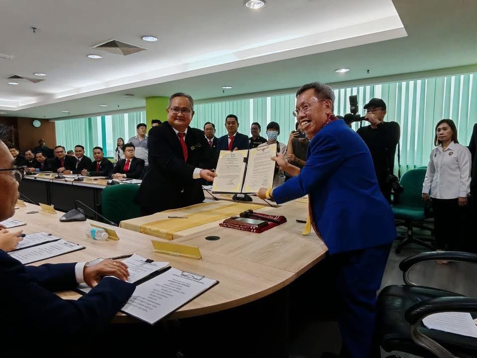 simkuihian's tweet image. Swearing in of the Council Chairman, Deputy Council Chairman and 30 Councillors for Sibu Rural District Council (#SRDC)

Heartiest congratulations to Chairman Cr Sempurai ak Petrus Ngelai for 1 year term and 31 new councillors for 3 years term