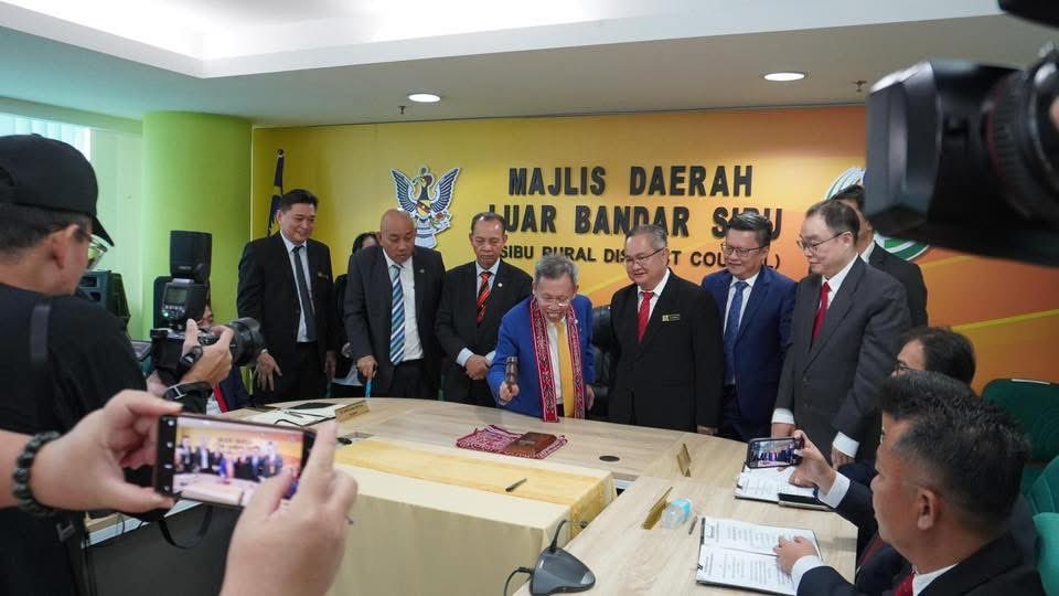 simkuihian's tweet image. Swearing in of the Council Chairman, Deputy Council Chairman and 30 Councillors for Sibu Rural District Council (#SRDC)

Heartiest congratulations to Chairman Cr Sempurai ak Petrus Ngelai for 1 year term and 31 new councillors for 3 years term