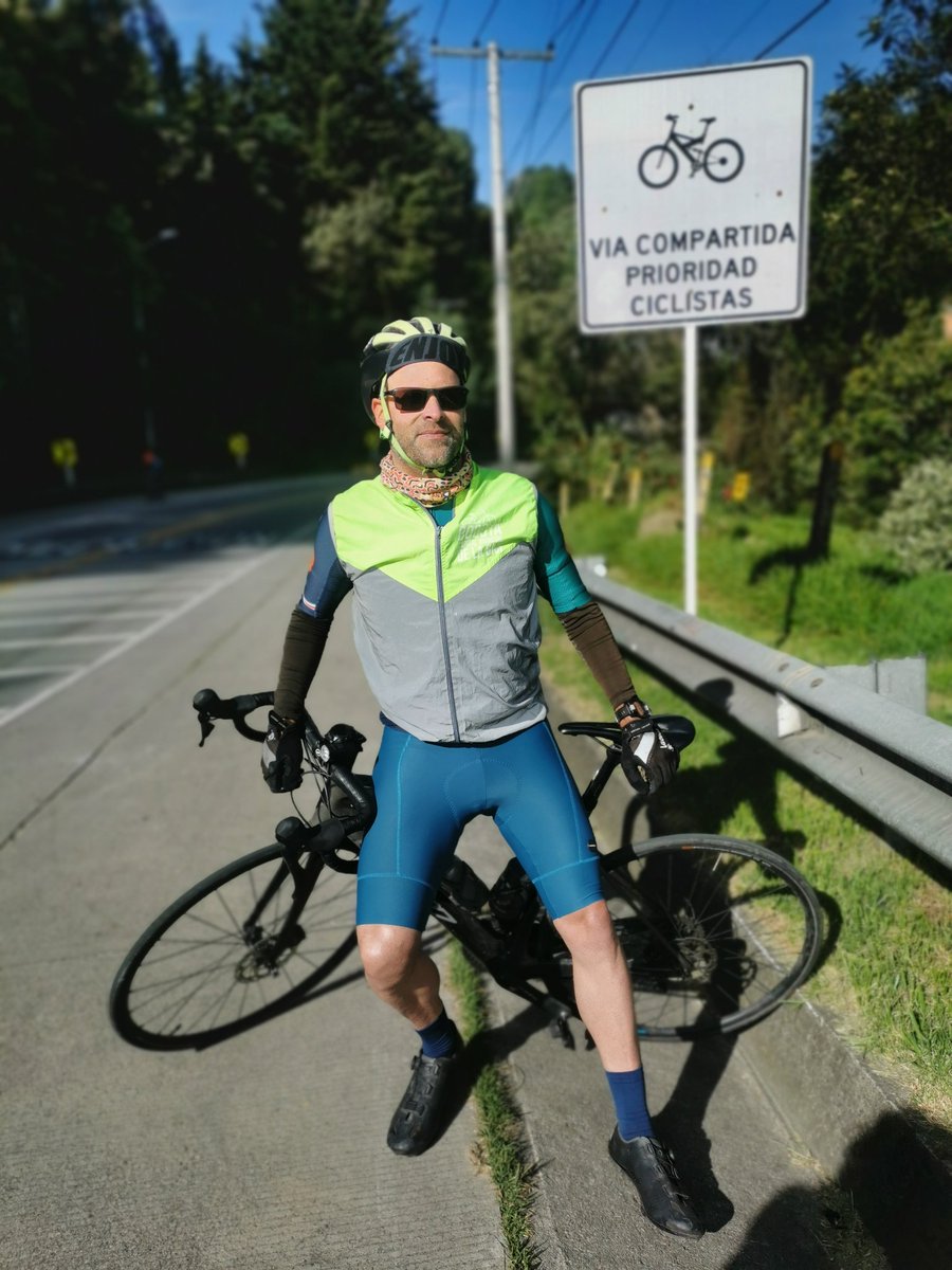 En 🇨🇴, por ley, el ciclista ocupa un carril, vaya solo o vaya en grupo. Señales como esta no tendrían que existir, porque el respeto y la solidaridad hacia el ciclista, como actor vulnerable, debía ser obvio en todas las vías.