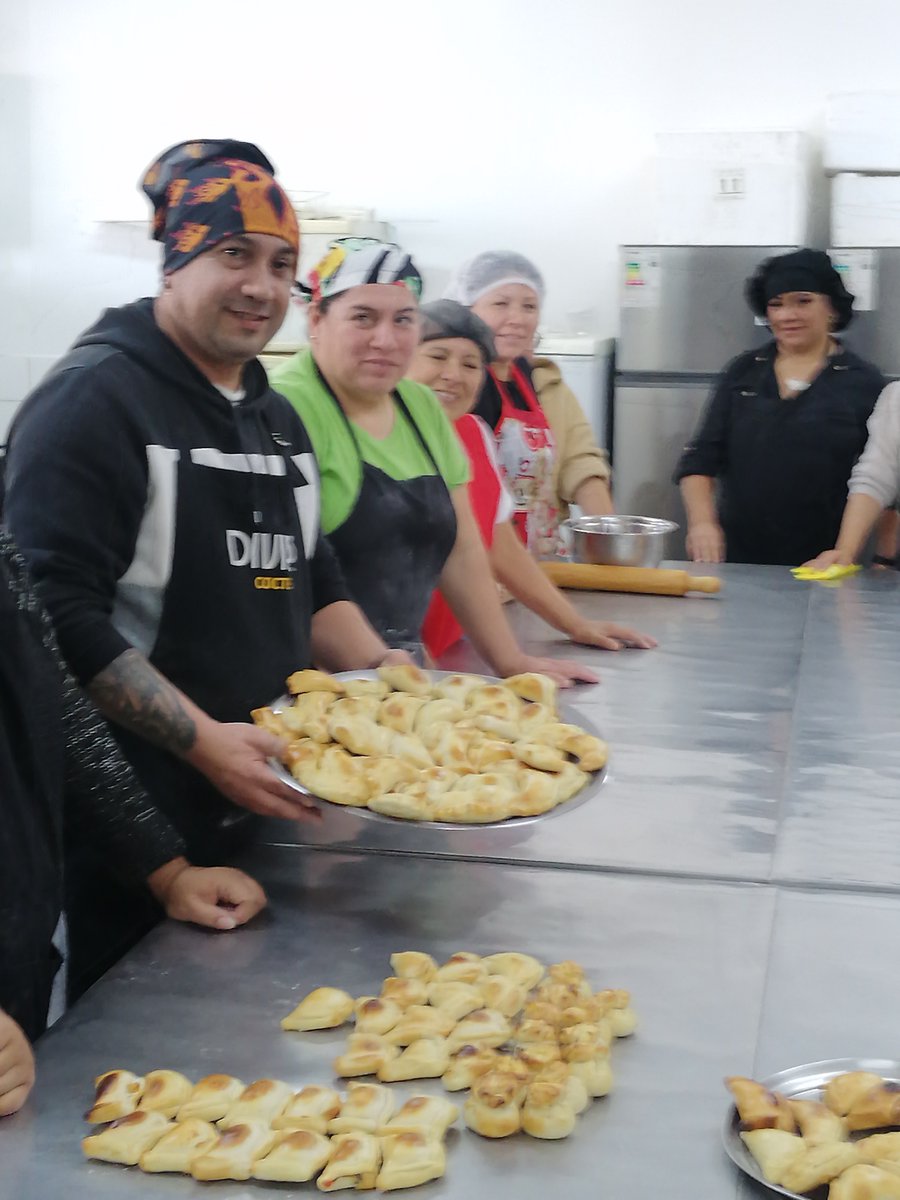 ¡Feliz Día de la Cocina Chilena!
Hoy celebramos la riqueza de nuestra gastronomía y especialmente saludamos a las profesoras de la Escuela Municipal de Capacitación, quienes transmiten su pasión y conocimiento a través de sus enseñanzas.