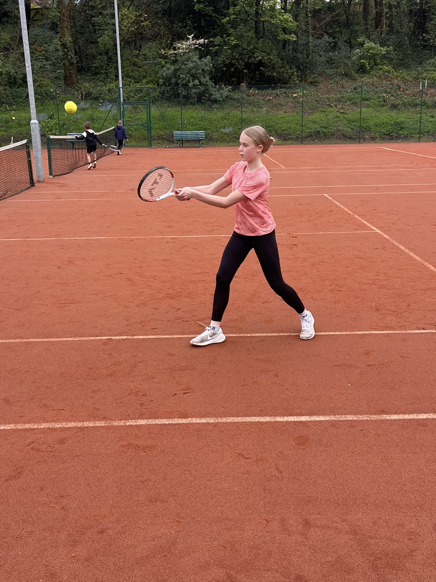 BridgendTennis's tweet image. 🎾Day 2 of Easter Camps

👩🏾‍🤝‍👩🏼63 children

🔵8 U5’s
🔴22 U8’s
🟠14 U10’s
🟢11 U12’s
🟡8 U18’s

☔️INDOOR courts

🎾Fantastic SKILLS

ℹ️Book a space below:

bridgendtennisclub.com/pages/eventlis…

#CommunityClub #awardwinning #easteractivitiesforkids #tenniscoaching #holidaycampsforkids