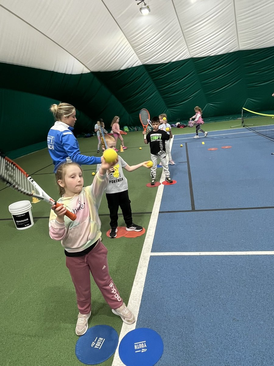 BridgendTennis's tweet image. 🎾Day 2 of Easter Camps

👩🏾‍🤝‍👩🏼63 children

🔵8 U5’s
🔴22 U8’s
🟠14 U10’s
🟢11 U12’s
🟡8 U18’s

☔️INDOOR courts

🎾Fantastic SKILLS

ℹ️Book a space below:

bridgendtennisclub.com/pages/eventlis…

#CommunityClub #awardwinning #easteractivitiesforkids #tenniscoaching #holidaycampsforkids
