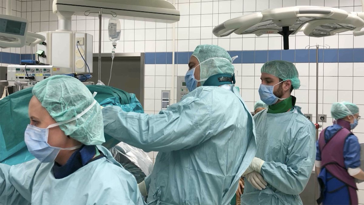 Last night on the season premiere of <a href="/YrFantasticMind/">YourFantasticMind</a>, we highlighted a novel spine surgery minimizing muscle and tissue disruption and decreasing recovery and pain for patients. In case you missed last night's episode, we've got you covered. Watch ➡️ med.emory.edu/about/news/you…