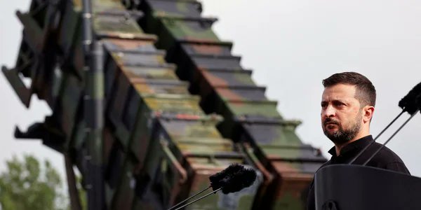 К сожалению, Владимир Зеленский сегодня предельно ясно обозначил печальную реальность: защита мирного населения Украины от российских баллистических ударов — это больше не вопрос морали. Это, как выясняется, "политический вопрос".

При этом президент Украины не просил ракеты как