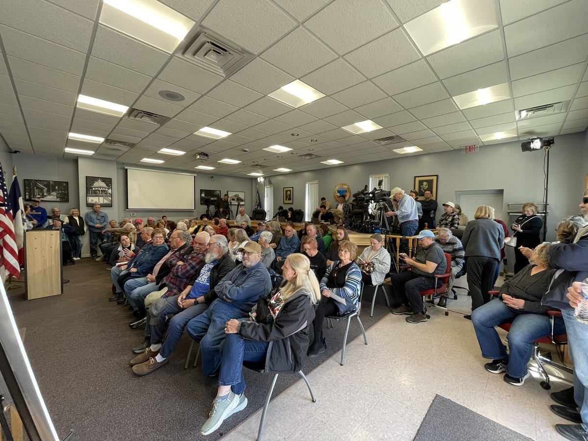 scontorno's tweet image. Packed room for Sen. Chuck Grassley’s town hall in Fort Madison, Iowa. Some overflow standing outside the open doors. One person asked his staff why they didn’t pick a larger venue. She said Grassley has been holding town halls in rooms like this for more than 40 years.