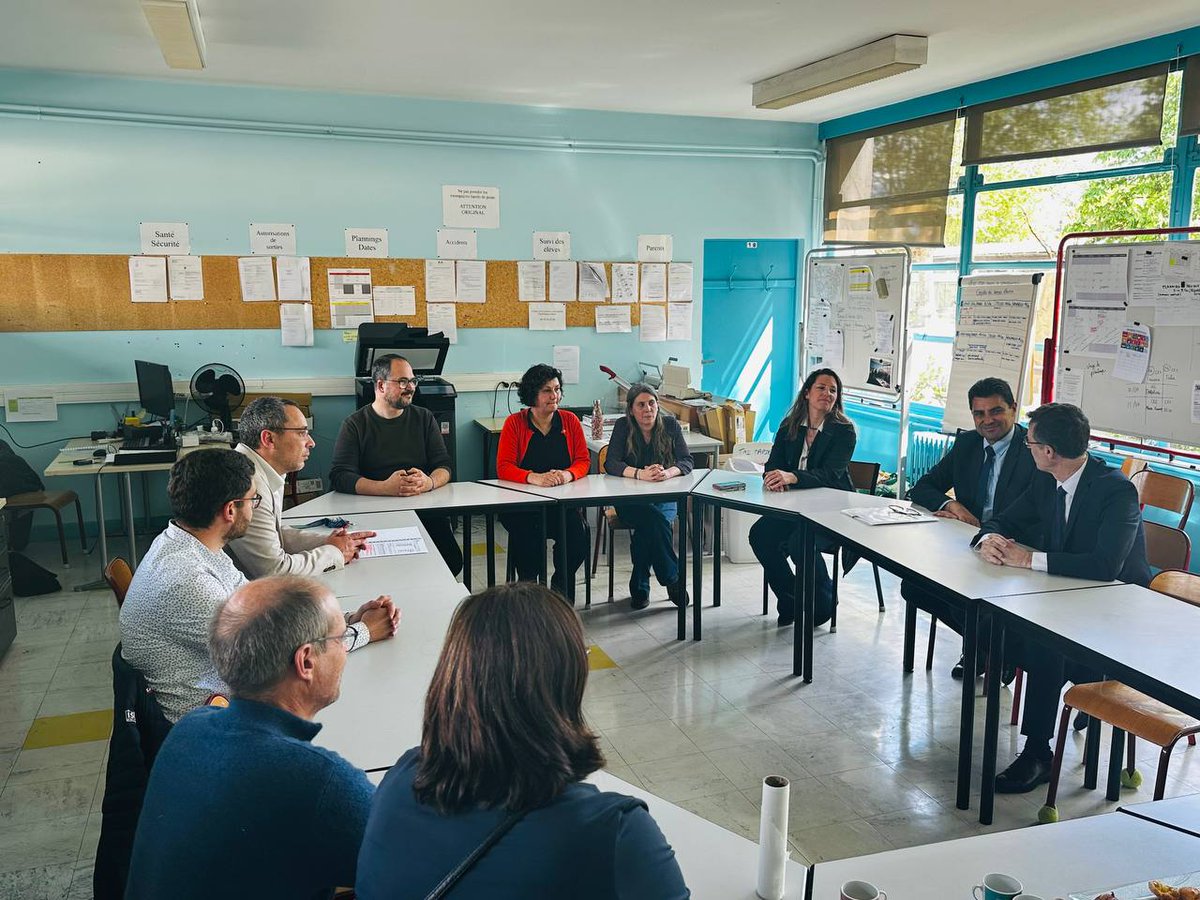 🎒À Fontaine, le recteur a observé la mise en œuvre du dispositif #EMILE à l’école Robespierre : 3 classes, des enseignants investis, et des apprentissages en anglais intégrés aux mathématiques, à la géométrie ou lors d'activités ludiques et collaboratives. 🇬🇧📚