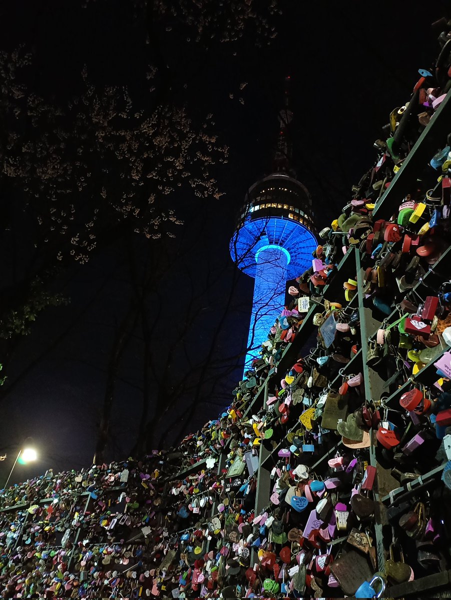 Shillayaa's tweet photo. Sonunda Kore'ye gelmek nasip oldu 💐 Dizilerin meşhur Namsan Kulesini ve aşk kilitlerini de görmüş oldum. Birkaç gün daha buralardayız,  tarihi sarayları müzeleri falan gezmeyi düşünüyoruz da mutlaka şuraya gitmelisin dediğiniz yerler var mı? 
.
.
.
#southkorea #seoul #namsan https://t.co/mZkFGpb3qZ