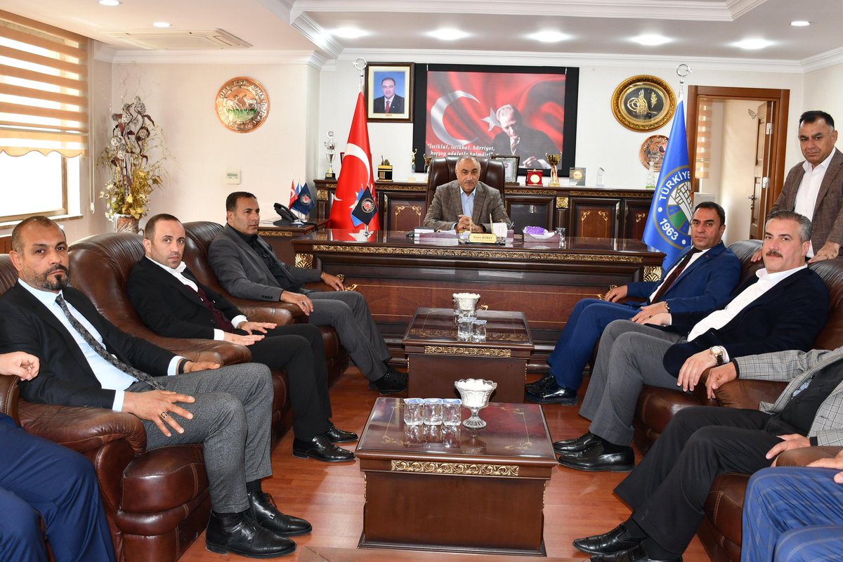 Serkankrmz63's tweet photo. Eyyübiye İlçe Başkanımız @ElgunSuleyman , Belediye Meclis Üyelerimiz ve Yönetim Kurulu Üyelerimiz ile birlikte;

Yol-İş Sendikası Şanlıurfa Şb. Başkanı Emin Kubat’ı makamında ziyaret ederek Sendika çalışmaları hakkında fikir alışverişinde bulunduk.

@akpartieyyubiye 
@akpartiurfa https://t.co/EzEci0vy74