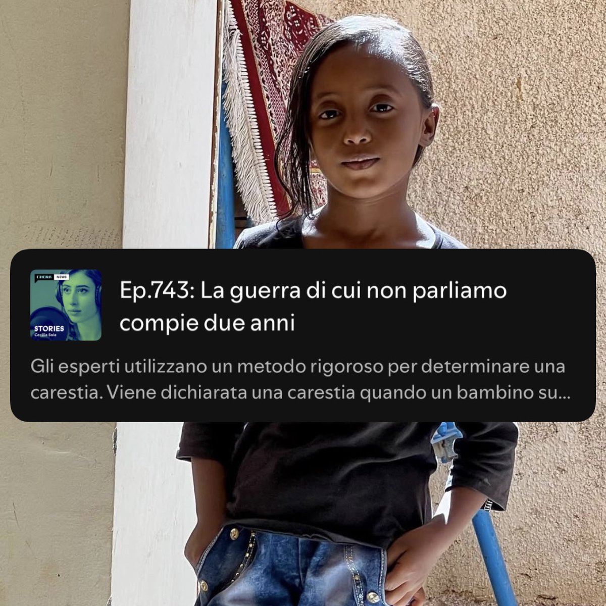 ceciliasala's tweet photo. Gli esperti utilizzano un metodo rigoroso per determinare una carestia. Viene dichiarata una carestia quando un bambino su tre è malnutrito e quando ogni 24 ore due adulti oppure quattro bambini ogni 10.000 muoiono di fame. I criteri per stabilire una carestia sono così estremi e stringenti che anche nei posti peggiori in cui vivere, dalla Somalia nel 2022 a Gaza nel 2024, la classificazione è stata: rischio carestia. A Zamzam, un campo profughi che ormai è una città – ci vivono 500 mila persone – questa estate è stata dichiarata una carestia. Facendo i conti, significa che, da mesi, ogni giorno a Zamzam muoiono di fame 10 adulti o 20 bambini. Oppure 8 adulti e 4 bambini. Oppure un adulto e 18 bambini. Oppure una composizione diversa o un numero totale più alto. Dopo l’assedio, la notte scorsa i miliziani sono entrati a Zamzam sparando contro gente che non si regge in piedi. Il primo bilancio dei media locali che sono in contatto con qualcuno sul posto è di  300 morti in un giorno. Zamzam è in Sudan, dove dal 15 aprile del 2023 c’è la guerra di cui non parliamo:  

(la foto l'ho scattata un po' di tempo fa al confine tra il Paese e l'Egitto, tra i profughi sudanesi in fuga)