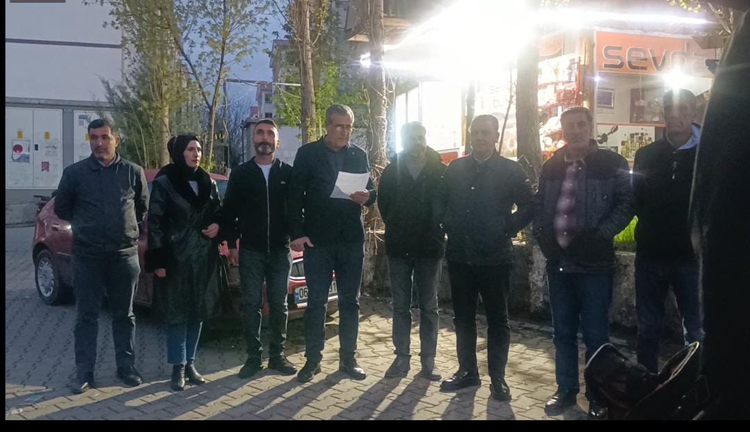 mesutgunaydin12's tweet photo. Bingöl Il Başkanımız ve İl Yönetimiyle birlikte Pir Ali Kız Yurdu önünde yaşanan kazalar için basın açıklaması yaptık. https://t.co/nS0lGWotw2