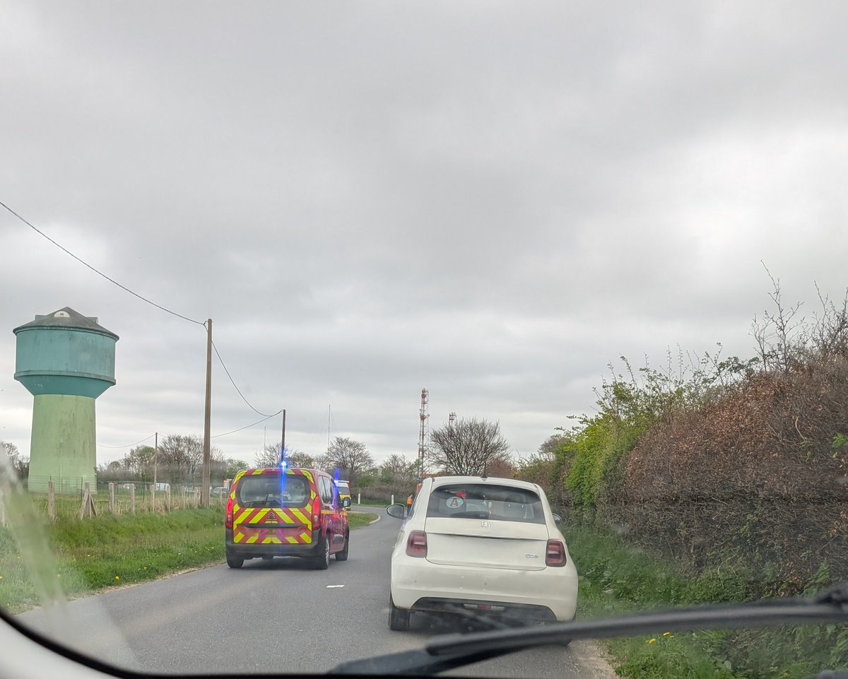 Julien_Ham's tweet photo. Nouvel accident ce soir dans la longue chasse de #Tollevast avec une intervention délicate des secours dans un trafic très dense.
La circulation va pourtant croître prochainement, le contournement de #Cherbourg ne doit plus faire débat mais être une priorité majeure ! https://t.co/UG7nezzfvU
