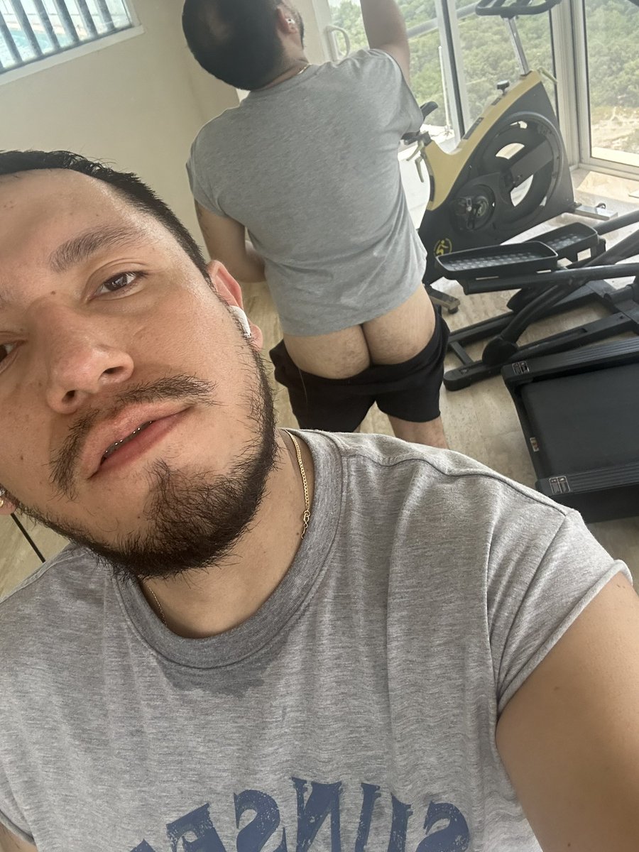 En Instagram / En X 

Que rico el calor de Cartagena con @ElpatronGusGus 

onlyfans.com/elpatrongusgus