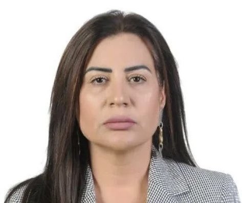 EremSenturk's tweet photo. Beykoz Belediye Başkan Yardımcısı Fidan Gül (solda), ihaleye fesat karıştırma suçlamasıyla gözaltına alındı. Polis, sabah saat 07.30’da kapısını çaldı; ancak kapıyı başka bir Beykoz Belediye Başkan Yardımcısı olan Murat Miniç (sağda) açtı.

Fidan Gül’ün maaşı 82.000 TL. Oturduğu evin kirası ise 180.000 TL. Kardeşinin üzerine kayıtlı son model bir Mercedes otomobile biniyor. Kardeşi İstanbul Halk Ekmek büfesi işletiyor. Banka hesapları, diğer CHP’lilerde olduğu gibi hayli kabarık.

Hepsinin hikâyesi, hayatın doğal akışına ters; kirli ve karanlık. Bu, CHP’nin kaynak kodunda var.

İşte tüm bunları savunmak için gençleri sokağa sürüyor, ardından da hırsızlığı, yolsuzluğu ve sahtekârlığı meşrulaştırmaya çalışıyorlar.