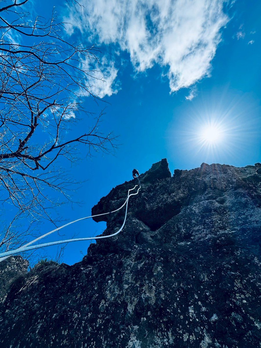 おはようございます😃
昨日は裏妙義山　丁須の頭
朝のうちは曇って雨も少し降りましたが
登る時には青空、岩の上からは360℃素晴らしい景色でした。
サポートしてくださったガイドさんに感謝です。