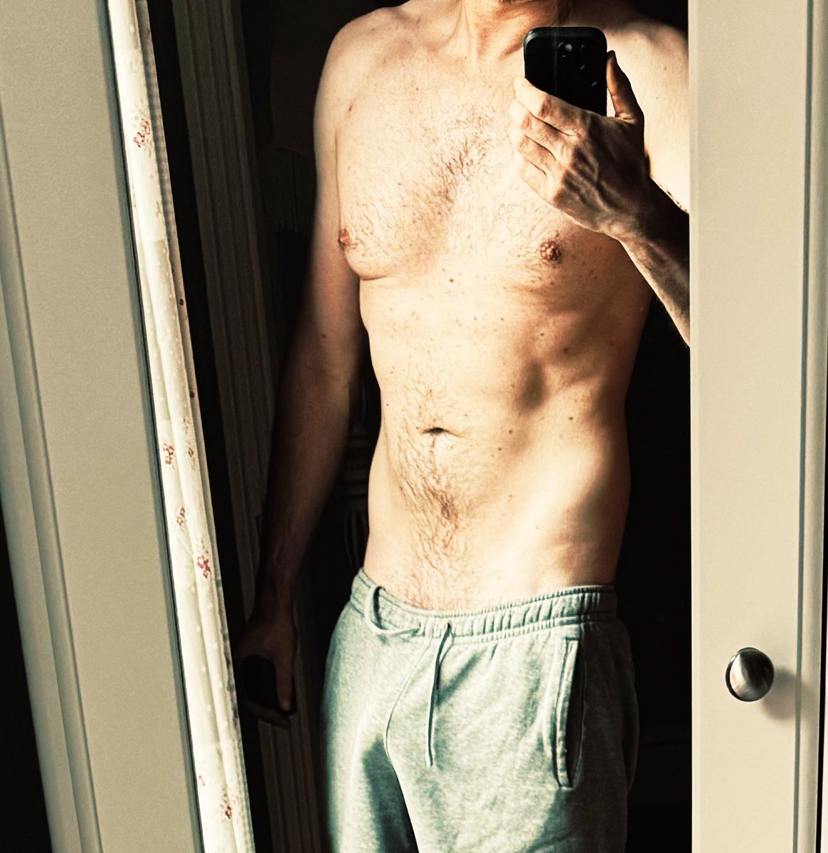 I’m sad I’ve cropped my traps out but the post gym pics are looking good. I can’t decide if it’s just the lighting but … I like this …