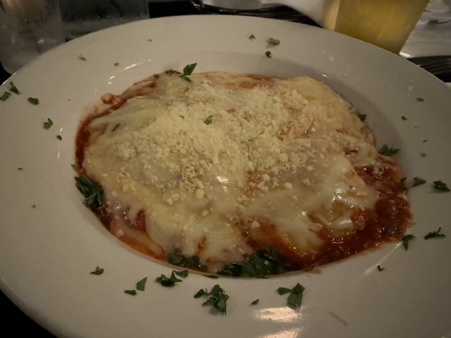 Had to get the full St. Louis experience while we were in town.  

Friday night dinner at Mama's on the Hill in the famous Hill Neighborhood.  

swmichigandining.com/2025/04/15/mam…