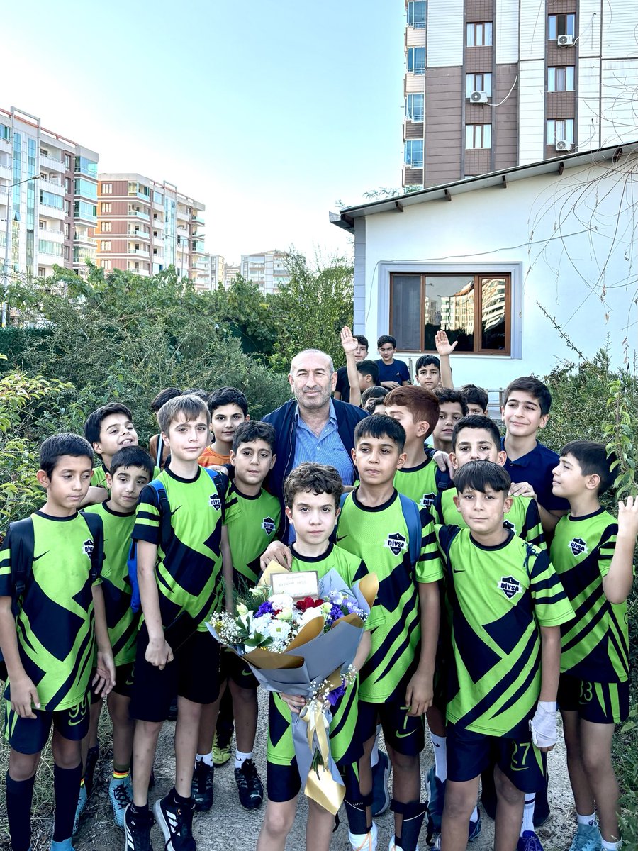 GENÇ SPORCULAR BENİ ZİYARETE GELMİŞLER AYAKLARINA SAĞLIK EN BÜYÜK YATIRIM BUDIR İŞTE GERİSİ BOŞ