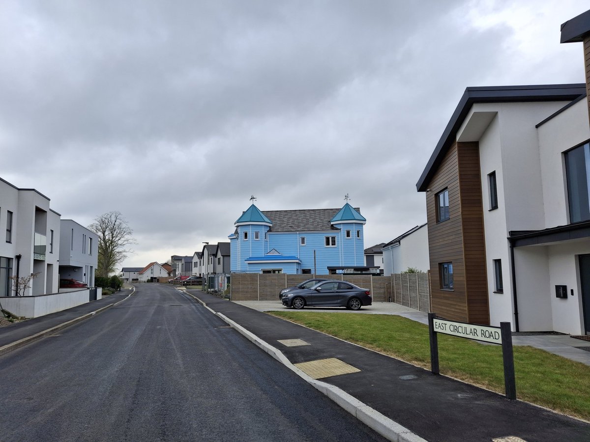 MissLFryer's tweet image. First day of #GAConf25...an interesting introduction to Bicester with self built houses and multilingual Bicester Village. Then a really fabulous talk from fellow geologist and rock whisperer @jurassicg1rl, broadening further what stories I might hear from rocks in future.