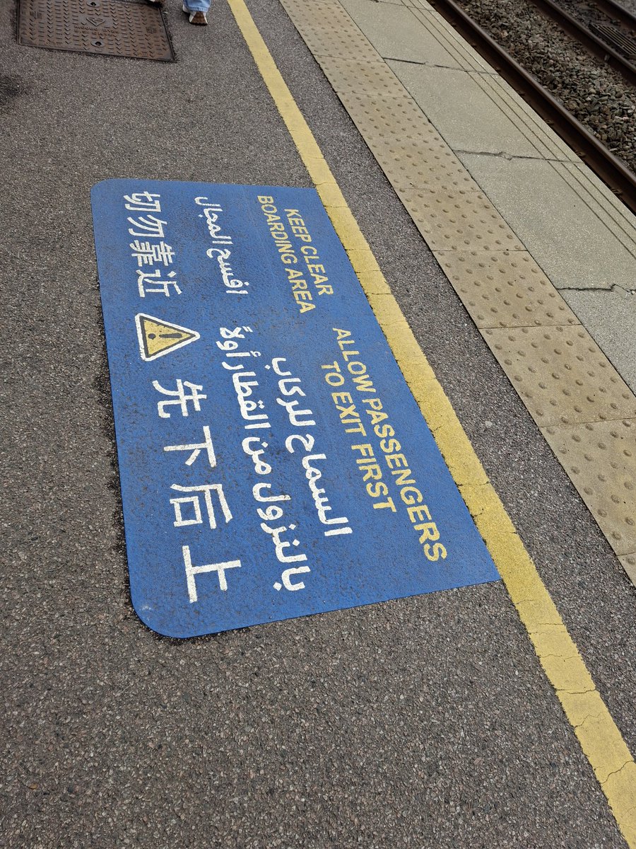 MissLFryer's tweet image. First day of #GAConf25...an interesting introduction to Bicester with self built houses and multilingual Bicester Village. Then a really fabulous talk from fellow geologist and rock whisperer @jurassicg1rl, broadening further what stories I might hear from rocks in future.