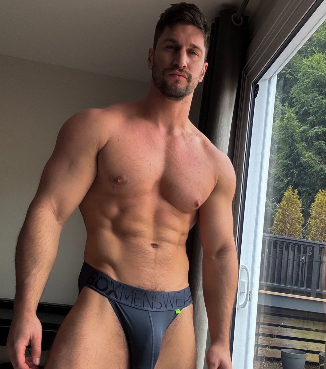 These are perfect for leg day 😏 onlyfans.com/kylehynick