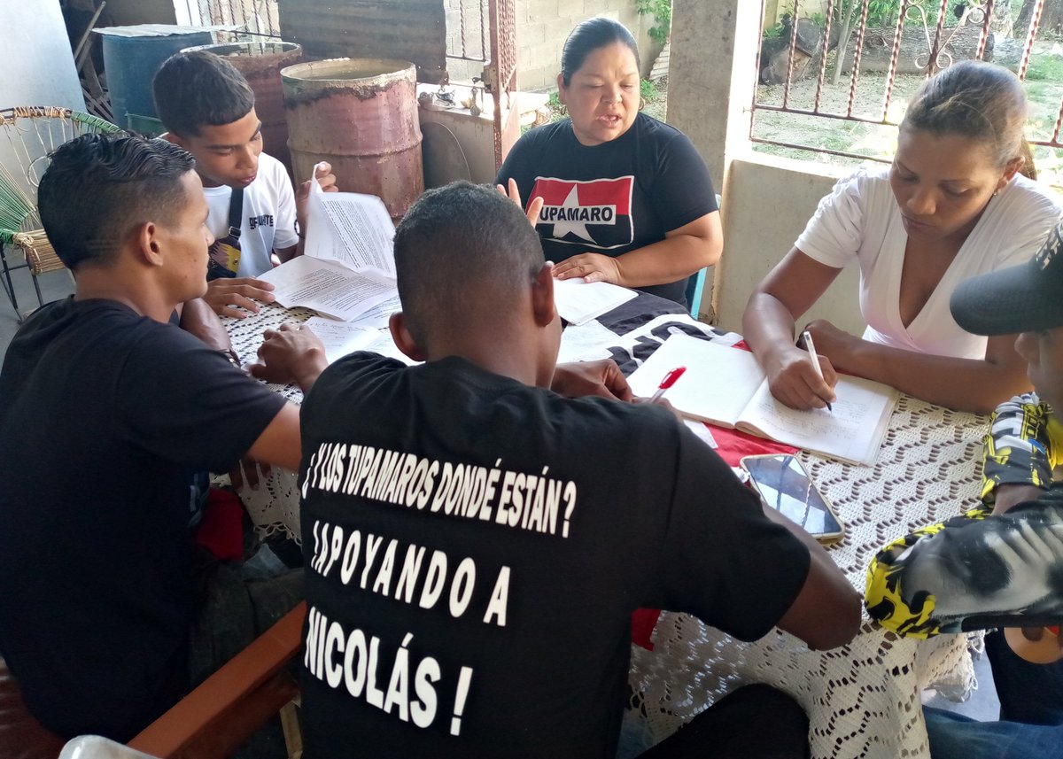 Intelectual Colectivo 🔴⚫
"Porque la tarea más importante, en nuestro criterio la más importante tarea de una revolución es educar."
Fidel Castro 
📚🇻🇪

En el Mpio.<a href="/AebMrt/">AebMRT</a>  nuestra militancia <a href="/TupamaroMRT_/">Movimiento Revolucionario TUPAMARO Vzla.</a> se mantiene en constante formación 
#TodoElPartidoUnaEscuela