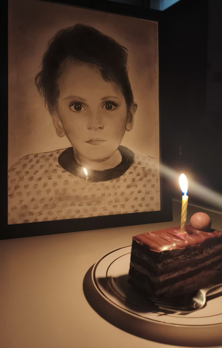 مُنْذَ البدايات، وكان التَّاريخُ شاخصاً أمام المنعطفاتِ جميعها.

السَّادسُ عشر من نيسان

يعيدُ نَفْسَهُ بِشكلٍ أجوفٍ لا يَمت لما هو حي بِصِلة
لم يتحقّق إلا الآن، وعلى يدٍ أنثويةٍ تجيد الخلود بطريقةٍ وأخرى.

يدٍ لا تعيد ترميمه فحسب، بل تستحضر طفلاً يعيد طفولته في كل لحظة من حياته.