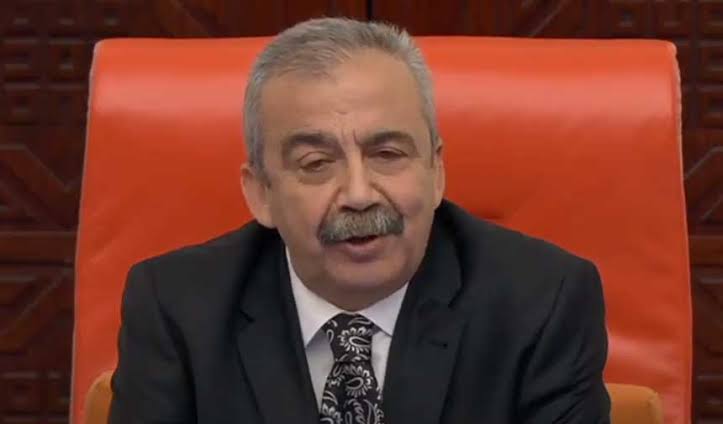 Sırrı Süreyya Önder hem topraktan öğrenen hem kitaplı bilendir.
Sırrı Süreyya hem Türklük hem Kürtlüktür.
Sırrı Süreyya hem Demirci Kawa hem Dede Korkut’tur.
Sırrı Süreyya hem Newroz hem Ergenekon’dur.
Sırrı Süreyya hem bu toprakların tarihi..
Hem de geleceğidir.
Diren Kardeşim💜