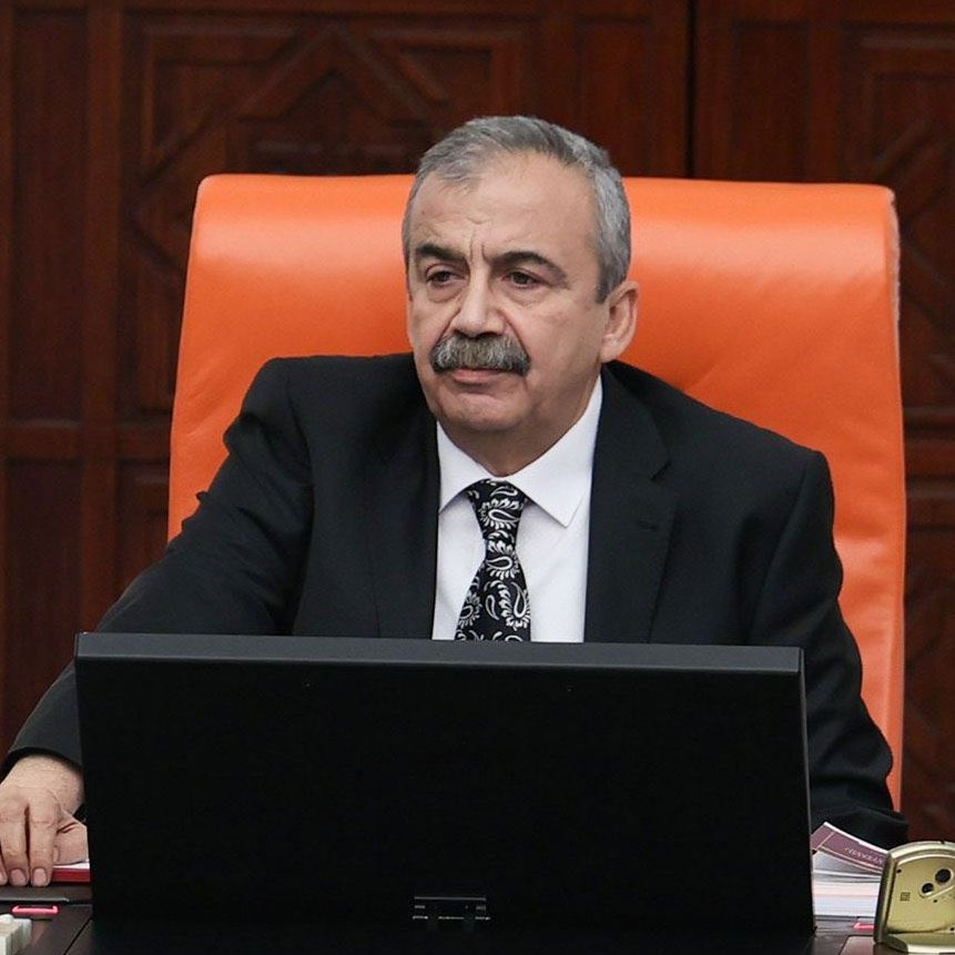 Daha yeni Volkan Konak ile ilgili kötü söz söyleyenlere tepki gösterdik. 

Sırrı Süreyya Önder ile ilgili kötü söz söylemek de nedir?
İnsan; dünyada ki en değerli varlık değil midir ? Din, dil, ırk, mezhep farketmeksizin?.. 

Ayıp ve ahlaksızca. Karaktersizliğe lüzum yok.