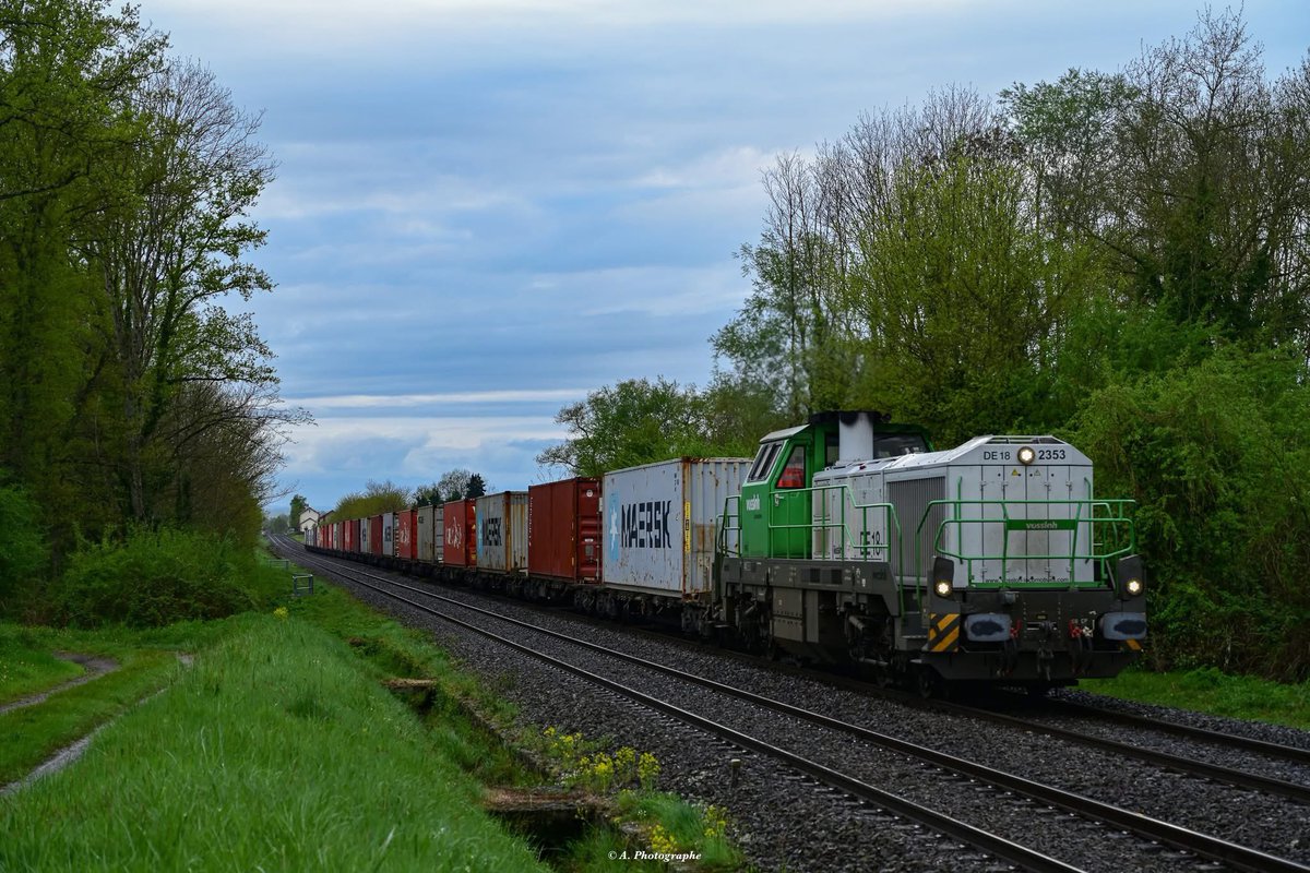 La DE18 2353 assure le train de conteneurs entre Clermont et Fos à la sortie de la commune de Magnet.