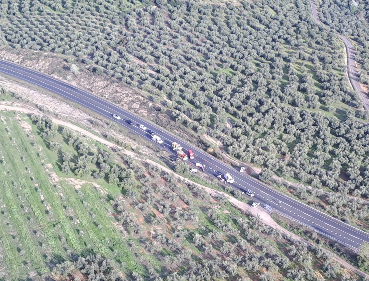 061Cordoba's tweet photo. #Helco del #CES061 de #Córdoba asiste, junto con el #SUAP de la zona, en un #siniestrovial consistente en colisión frontal de dos vehículos con resultado de una persona #fallecida y otra herida #grave, trasladada en #helicóptero al @HUReinaSofia https://t.co/4bw0eb72K3