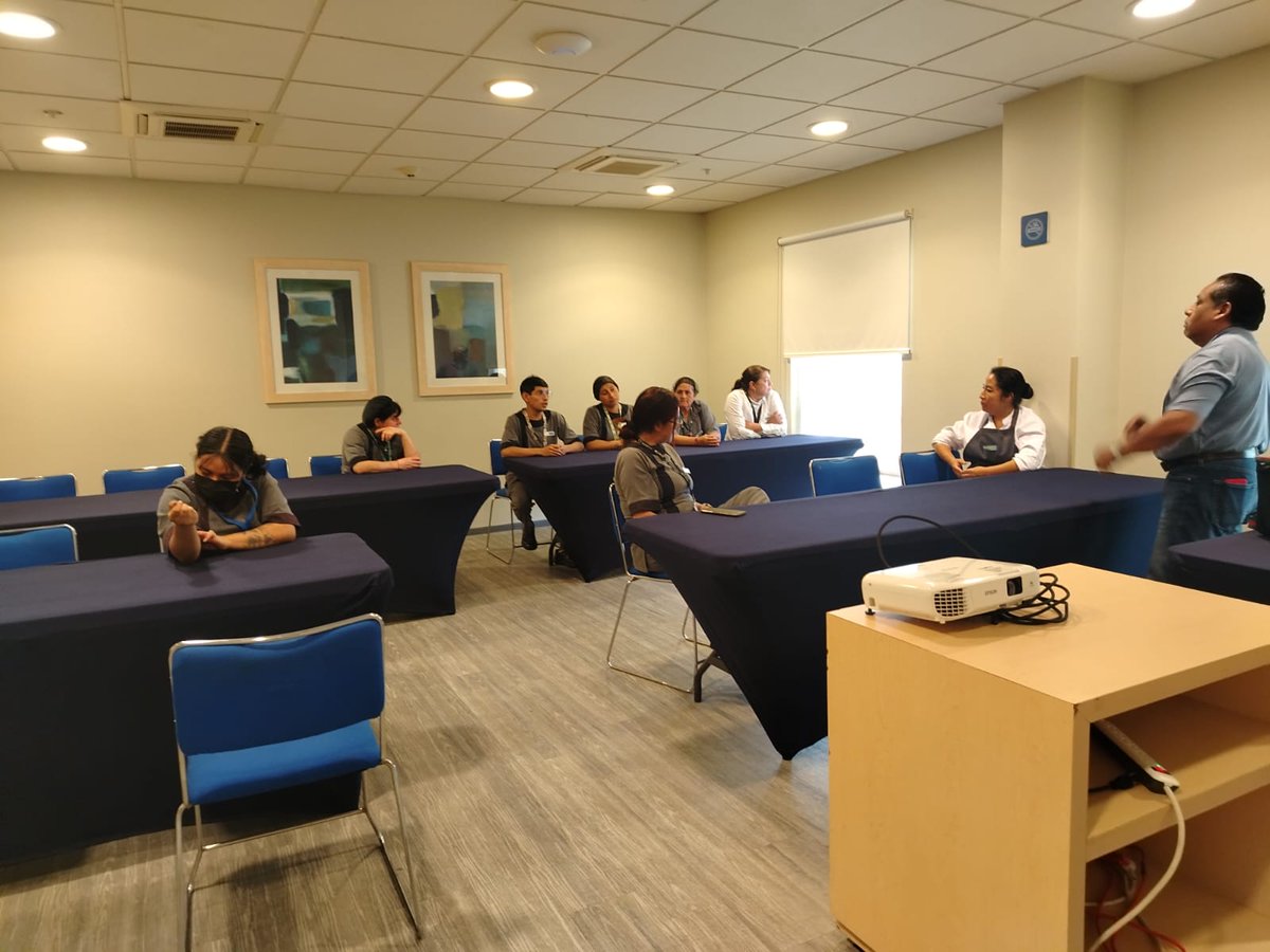 Nos reunimos con l@s compañer@s del Hotel City Express Xalapa, quienes ratificaron su confianza en su delegado.

Abordamos temas clave como su próxima revisión contractual. Seguimos trabajando con cercanía y compromiso.
#croccontigo 
#CROCVeracruz
