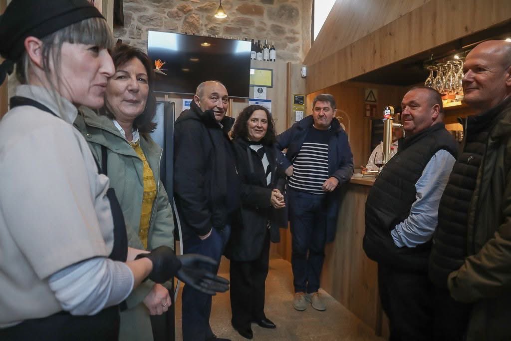 Visita de Belén do Campo, Delegada da Xunta a dous proxectos en marcha. Restaurante A Salgadura de Ézaro e Apartamentos Refuxo de Porto Quilmas.  xunta.gal/notas-de-prens…
