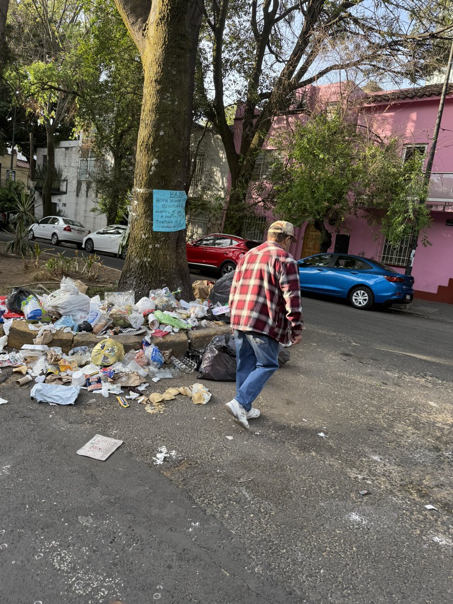 whoande's tweet photo. @AlessandraRdlv  URGE tu ayuda para hacer algo en  Condesa. Este cochinero está DIARIO en Zamora y Francisco Márquez, y aunque el camión se la lleva, pasan horas con este foco de infección. https://t.co/w15Efh06kQ