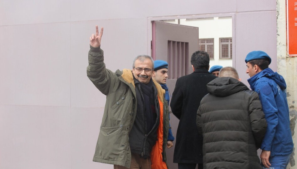 Sırrı Süreyya Önder kalp rahatsızlığı nedeniyle hastaneye kaldırıldı, ameliyata alındı. Yüreğiyle, sözüyle barışa emek veren bir insan o. Kalbimiz seninle Sırrı abi… #SırrıSüreyyaÖnder #GeçmişOlsun